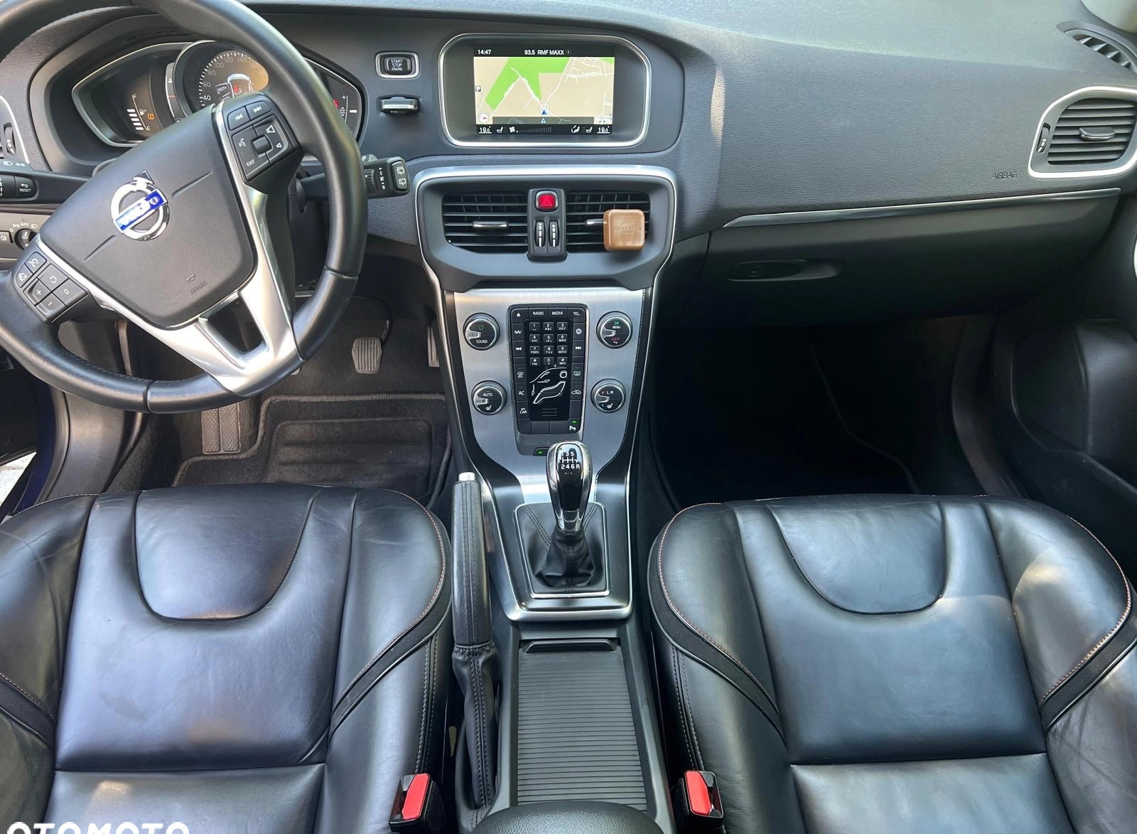 Volvo V40 cena 57800 przebieg: 93000, rok produkcji 2016 z Poznań małe 46